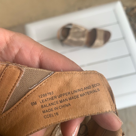 Sofft suede perforated tan glittery sandals size 6M - Picture 16 of 16